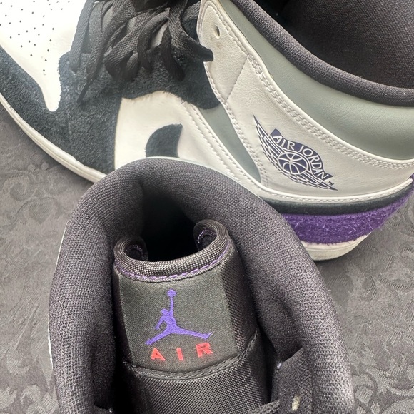 Air Jordan 1 Mid SE 'Varsity Purple'
852542-105 size 12 - Picture 9 of 11
